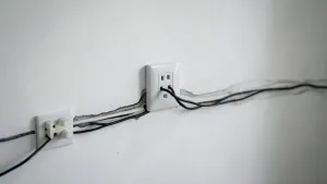przebarwienia na ścianach wzdłuż instalacji elektrycznej