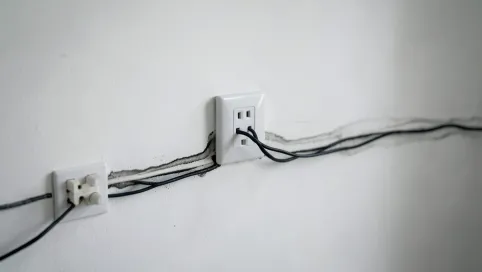 przebarwienia na ścianach wzdłuż instalacji elektrycznej