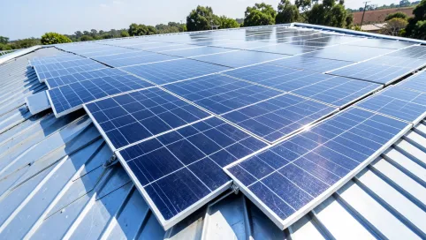 instalacja fotowoltaiczna na dachu pokrytym blachodachówką