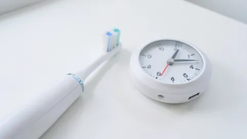 Jak długo myć zęby szczoteczką elektryczną