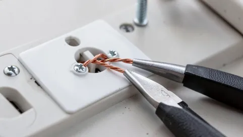 Jak łączyć gniazdka elektryczne