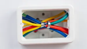 Jak łączyć przewody elektryczne w puszce