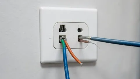 Jak podłączyć gniazdko z bolcem do instalacji dwuprzewodowej