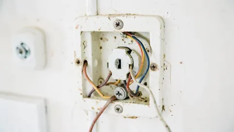 Jak podłączyć włącznik światła starą instalacja