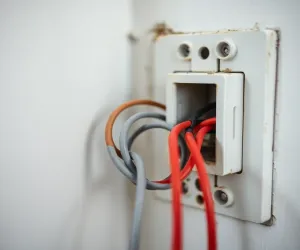 Jak podłączyć włącznik światła starą instalacja