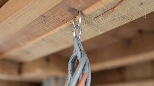 Jak podwiesić kabel elektryczny