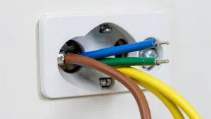 Jak połączyć 3 przewody elektryczne w gniazdku