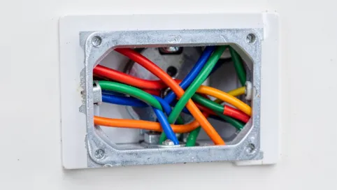 Jak połączyć przewody elektryczne w puszce