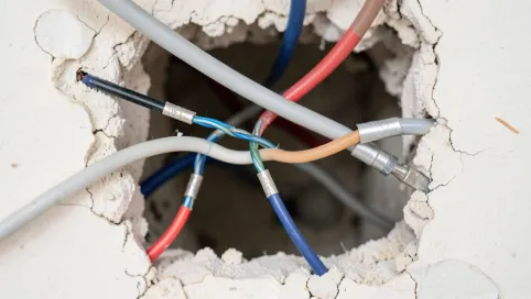 Jak połączyć przewody elektryczne w ścianie