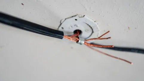 Jak przedłużyć przewód elektryczny w suficie