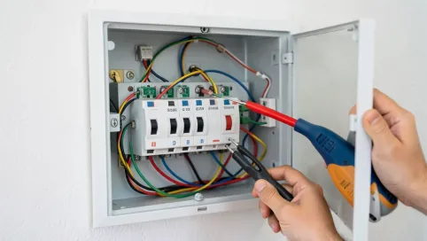 Jak sprawdzić instalację elektryczną w mieszkaniu