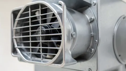 Kratka wentylacyjna z wiatrakiem elektrycznym