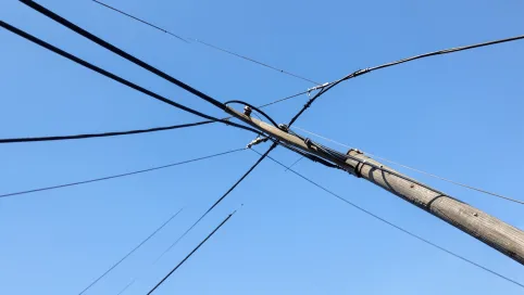 Na jakiej wysokości kable elektryczne