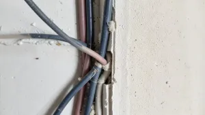 Układanie kabli elektrycznych w ścianie cena