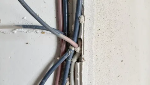 Układanie kabli elektrycznych w ścianie cena