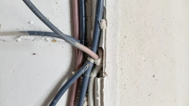 Układanie kabli elektrycznych w ścianie cena